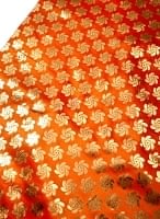 〔1m切り売り〕インドの伝統柄ゴールドプリント光沢布〔幅約110cm〕 - オレンジの商品写真