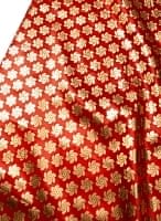 〔1m切り売り〕インドの伝統柄ゴールドプリント光沢布〔幅約110cm〕 - 朱色の商品写真