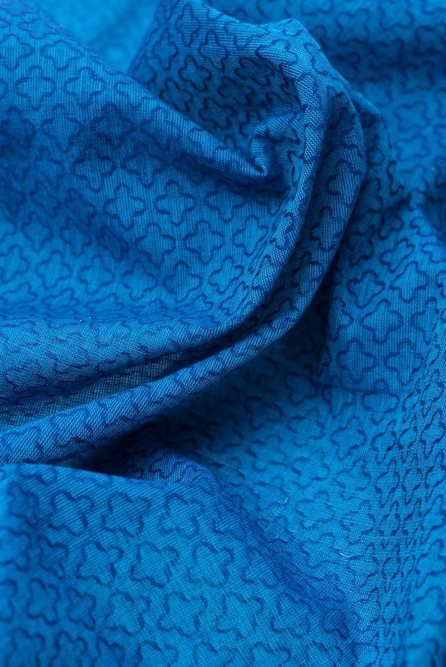 〔1m単位切り売り〕インドのシンプルコットン布 - 小花ブルー 〔幅約110cm〕 5 - ドレープを作ってみました。いろいろな手芸に使えそうですね。