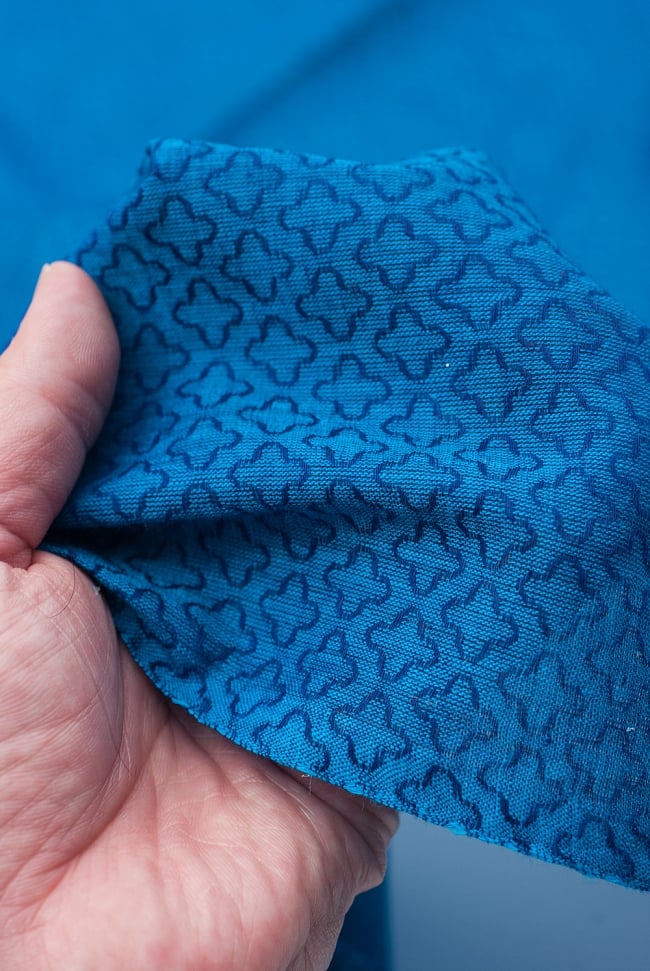 〔1m単位切り売り〕インドのシンプルコットン布  - 小花ブルー 〔幅約110cm〕 6 - 透け感のある生地です。