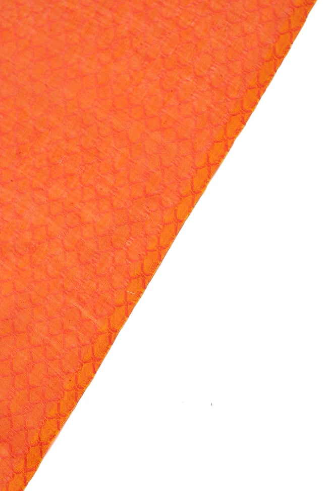 〔1m切り売り〕インドのシンプルコットン布 - 編み模様オレンジ 〔幅約110cm〕 4 - 端の部分はこのようになっています。