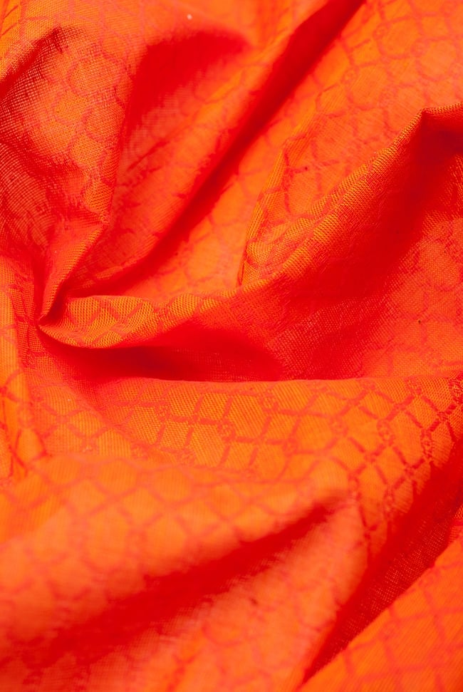 〔1m切り売り〕インドのシンプルコットン布 - 編み模様オレンジ 〔幅約110cm〕 5 - ドレープを作ってみました。いろいろな手芸に使えそうですね。