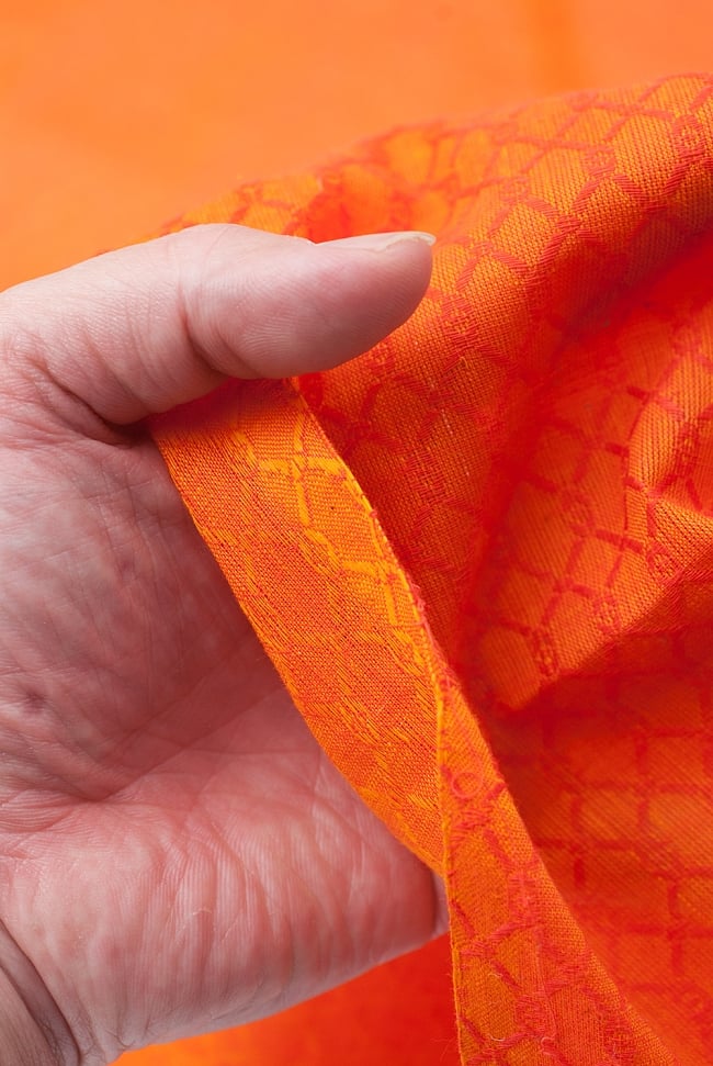 〔1m切り売り〕インドのシンプルコットン布 - 編み模様オレンジ 〔幅約110cm〕 6 - 透け感のある生地です。