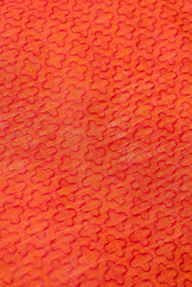 〔1m切り売り〕インドのシンプルコットン布 - 小花オレンジレッド 〔幅約110cm〕 2 - パターンを拡大してみました。