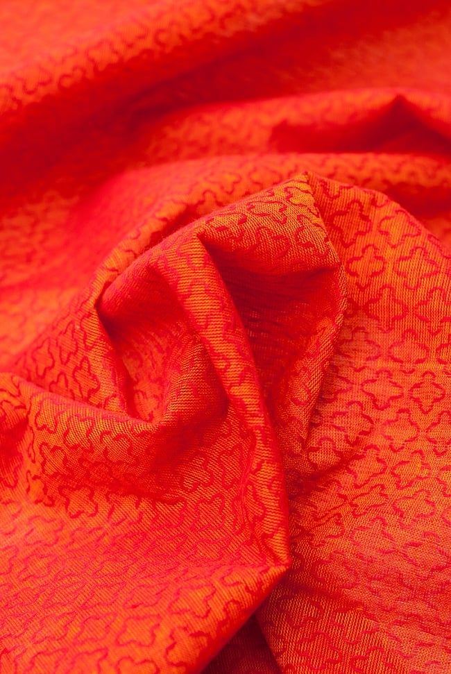 〔1m切り売り〕インドのシンプルコットン布 - 小花オレンジレッド 〔幅約110cm〕 5 - ドレープを作ってみました。いろいろな手芸に使えそうですね。