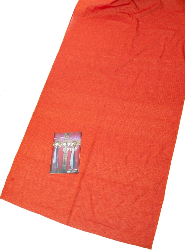 〔1m切り売り〕インドのシンプルコットン布 - 小花オレンジレッド 〔幅約110cm〕の写真1枚目です。A4の冊子と撮影しました布の広がりがわかりますね。切り売り,量り売り布,アジア布 量り売り,手芸,裁縫,生地,アジアン,ファブリック