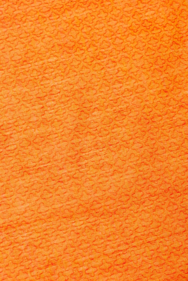 〔1m切り売り〕インドのシンプルコットン布 - 小花オレンジイエロー 〔幅約110cm〕 3 - 少し離れてみてみました。