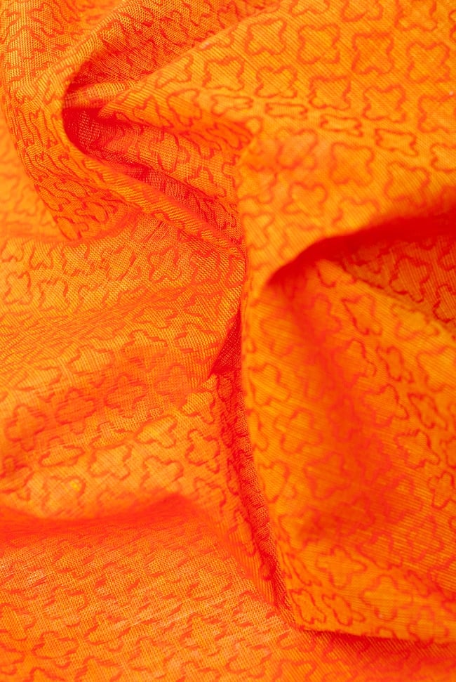 〔1m切り売り〕インドのシンプルコットン布 - 小花オレンジイエロー 〔幅約110cm〕 5 - ドレープを作ってみました。いろいろな手芸に使えそうですね。
