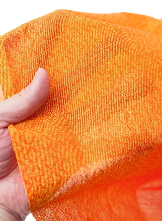 〔1m切り売り〕インドのシンプルコットン布 - 小花オレンジイエロー 〔幅約110cm〕 6 - 透け感のある生地です。
