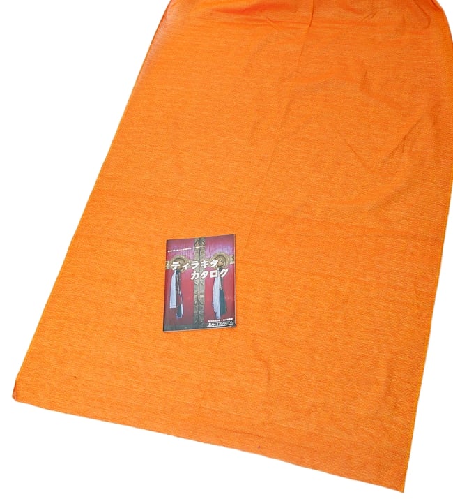 〔1m切り売り〕インドのシンプルコットン布 - 小花オレンジイエロー 〔幅約110cm〕の写真1枚目です。A4の冊子と撮影しました布の広がりがわかりますね。切り売り,量り売り布,アジア布 量り売り,手芸,裁縫,生地,アジアン,ファブリック