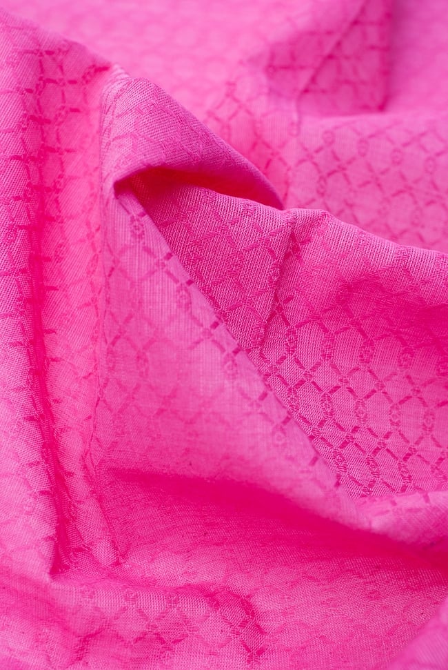 〔1m切り売り〕インドのシンプルコットン布 - 編み模様ピンク 〔幅約110cm〕 5 - ドレープを作ってみました。いろいろな手芸に使えそうですね。