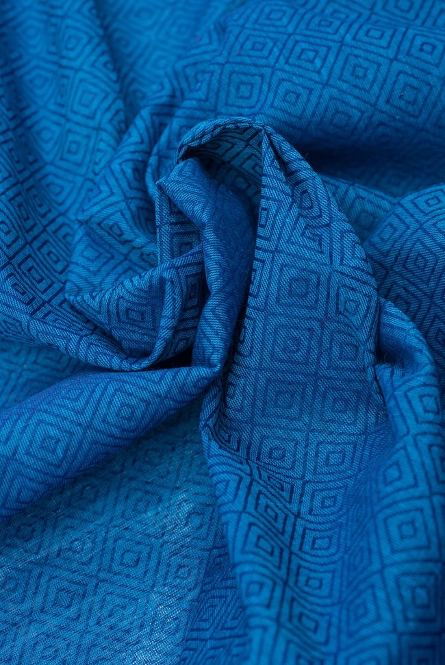 〔1m切り売り〕インドのシンプルコットン布 - 菱形ブルー 〔幅約110cm〕 5 - ドレープを作ってみました。いろいろな手芸に使えそうですね。