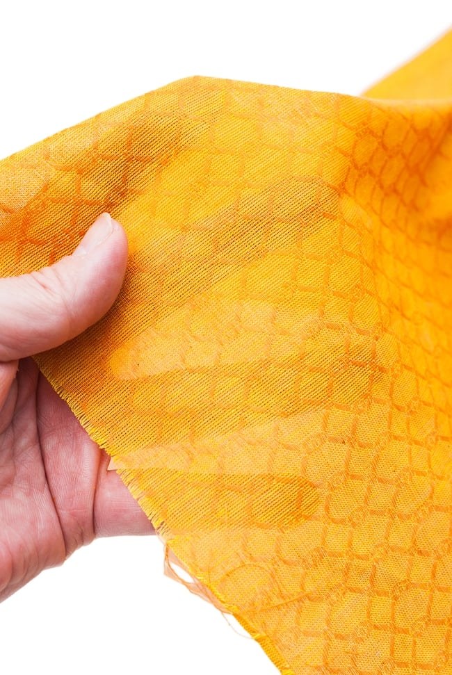 〔1m切り売り〕インドのシンプルコットン布 - 編み模様イエロー 〔幅約110cm〕 6 - 透け感のある生地です。