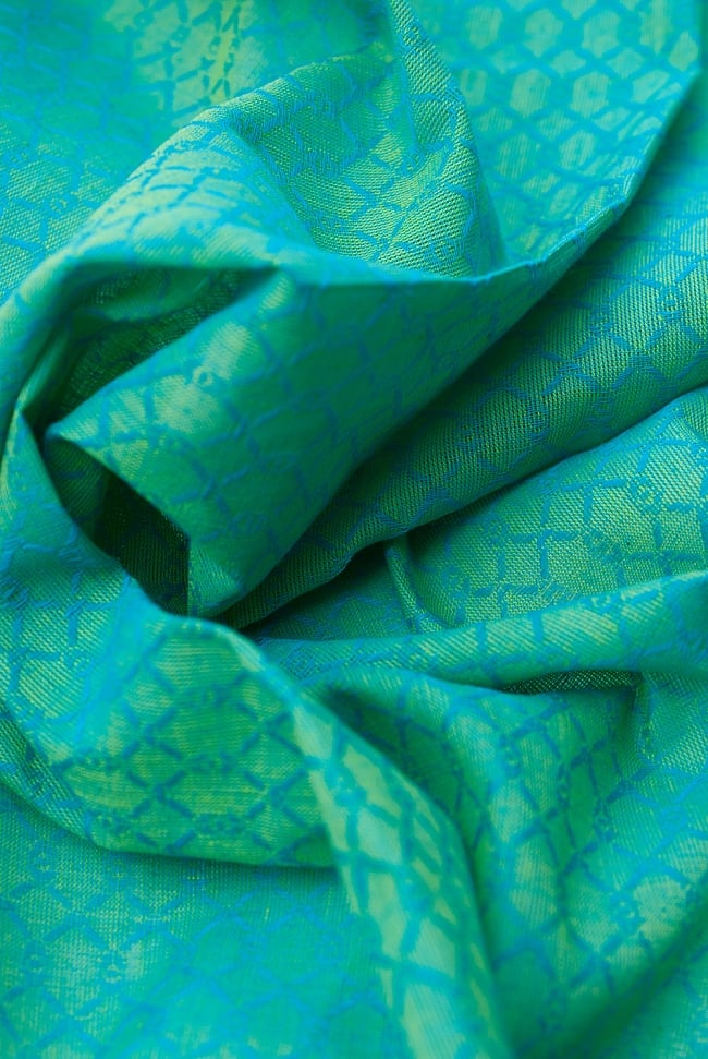 〔1m切り売り〕インドのシンプルコットン布 - 編み模様ブルーグリーン 〔幅約110cm〕 5 - ドレープを作ってみました。いろいろな手芸に使えそうですね。