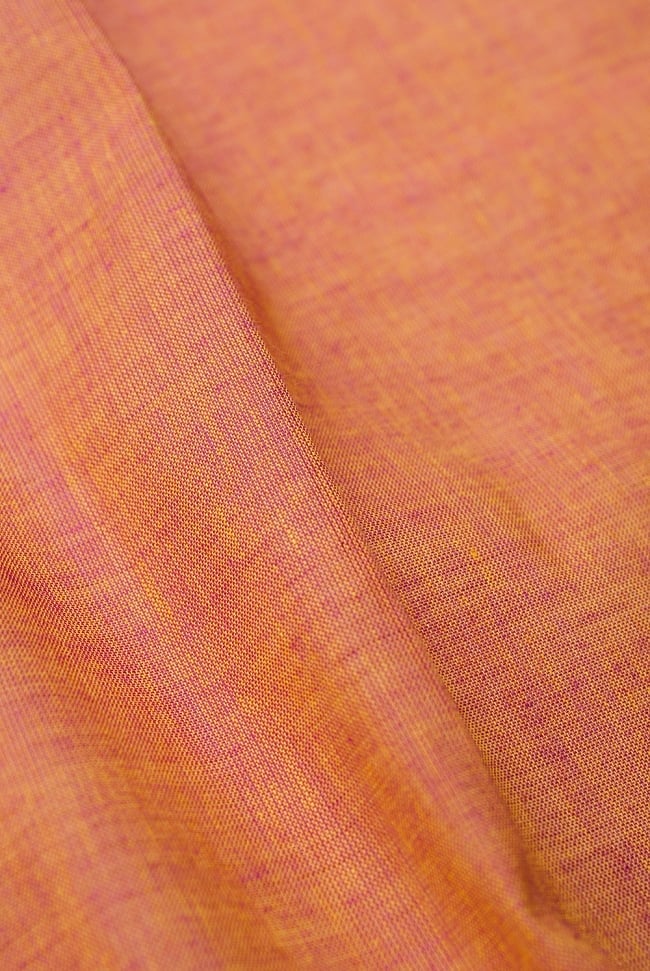 〔1m単位切り売り〕南インドのハーフボーダー・シンプル・コットン生地 - オレンジ×紫ペイズリー〔幅約110cm〕 2 - 中心部分の生地をみてみました。