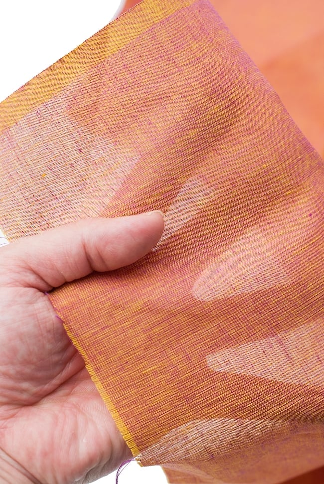 〔1m単位切り売り〕南インドのハーフボーダー・シンプル・コットン生地 - オレンジ×紫ペイズリー〔幅約110cm〕 6 - 透け感のある生地です。