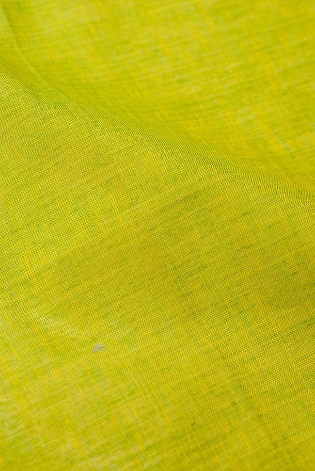 〔1m切り売り〕南インドのハーフボーダー・シンプル・コットン生地 - 黄緑×緑ペイズリー〔幅約110cm〕 2 - 中心部分の生地をみてみました。
