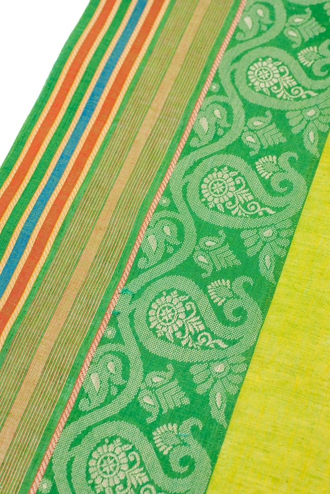 〔1m切り売り〕南インドのハーフボーダー・シンプル・コットン生地 - 黄緑×緑ペイズリー〔幅約110cm〕 3 - 片側には装飾ボーダーがついています。