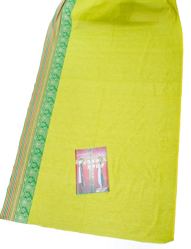〔1m切り売り〕南インドのハーフボーダー・シンプル・コットン生地 - 黄緑×緑ペイズリー〔幅約110cm〕の写真1枚目です。A4の冊子と撮影しました布の広がりがわかりますね。切り売り,量り売り布,アジア布 量り売り,手芸,裁縫,生地,アジアン,ファブリック