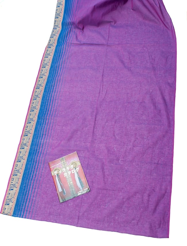 〔1m切り売り〕南インドのハーフボーダー・シンプル・コットン生地 - 紫×青象さん〔幅約110cm〕の写真1枚目です。A4の冊子と撮影しました布の広がりがわかりますね。切り売り,量り売り布,アジア布 量り売り,手芸,裁縫,生地,アジアン,ファブリック