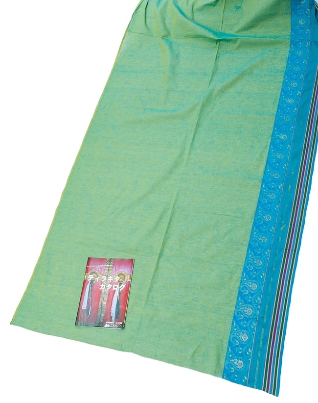 〔1m切り売り〕南インドのハーフボーダー・シンプル・コットン生地 - 青緑×水色ペイズリー〔幅約110cm〕の写真1枚目です。A4の冊子と撮影しました布の広がりがわかりますね。切り売り,量り売り布,アジア布 量り売り,手芸,裁縫,生地,アジアン,ファブリック