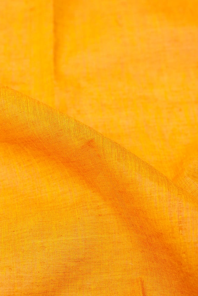 〔1m切り売り〕南インドのハーフボーダー・シンプル・コットン生地 - オレンジ×赤ペイズリー〔幅約110cm〕 2 - 中心部分の生地をみてみました。