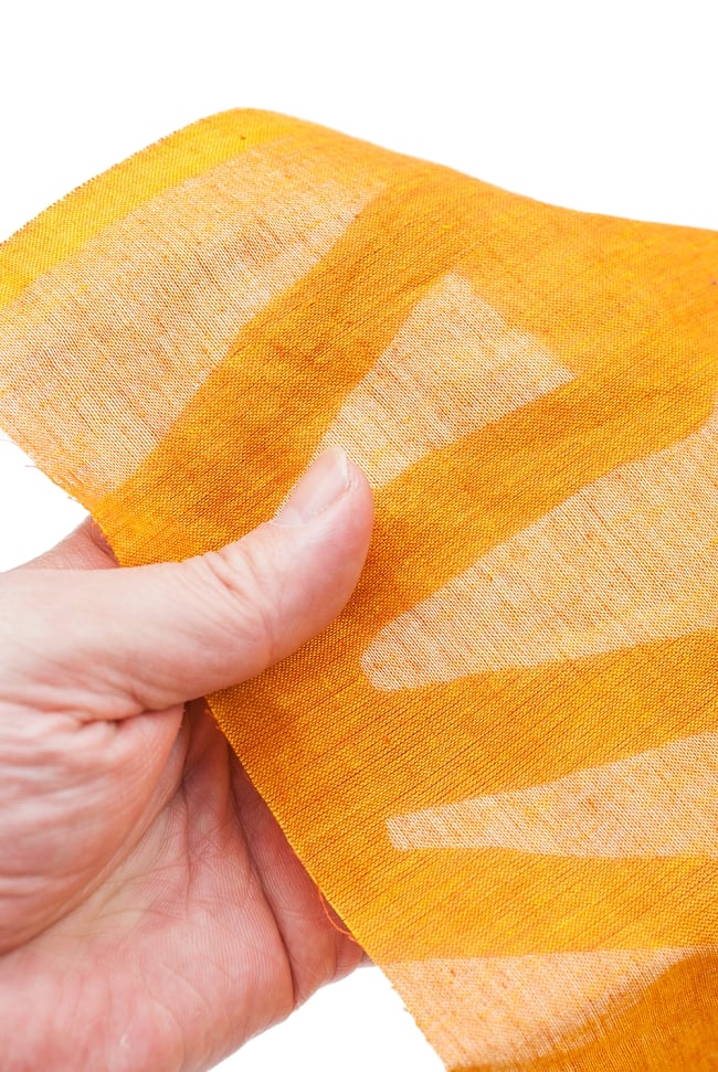 〔1m単位切り売り〕南インドのハーフボーダー・シンプル・コットン生地 - オレンジ×赤ペイズリー〔幅約110cm〕 6 - 透け感のある生地です。