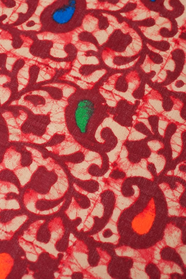[訳あり大特価・5m販売]インドのバティック風染め布 レッドペイズリー〔幅約105cm〕 2 - 生地の様子を近くからみてみました。