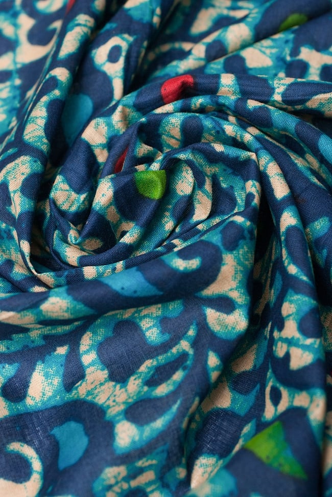 〔1m切り売り〕インドのバティック風染め布 ブルーペイズリー〔幅約105cm〕 5 - ドレープを作ってみました。