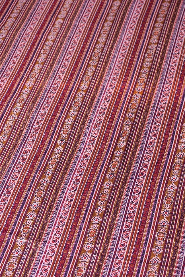 〔1m単位切り売り〕南インドのストライプ布 - 花柄と唐草 〔幅約106cm〕 2 - 少し離れてみてみました。手芸品をはじめ、幅広い用途でご利用いただけます。