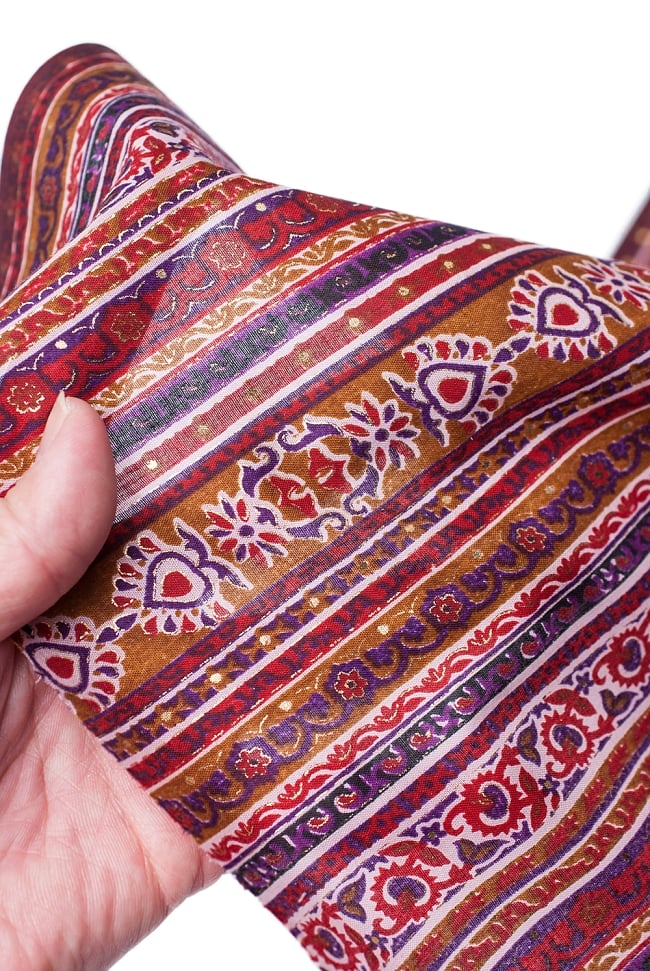 〔1m単位切り売り〕南インドのストライプ布 - 花柄と唐草 〔幅約106cm〕 5 - 透け感のある生地です。