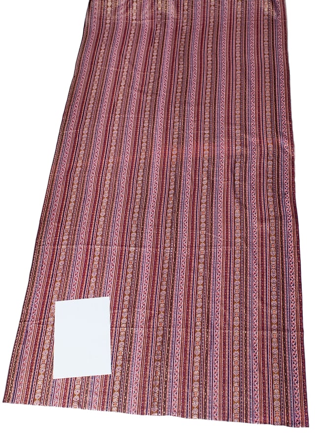 〔1m切り売り〕南インドのストライプ布 - 花柄と唐草 〔幅約106cm〕 6 - A4の冊子と並べてみました。布と模様の広がりがわかりますね。