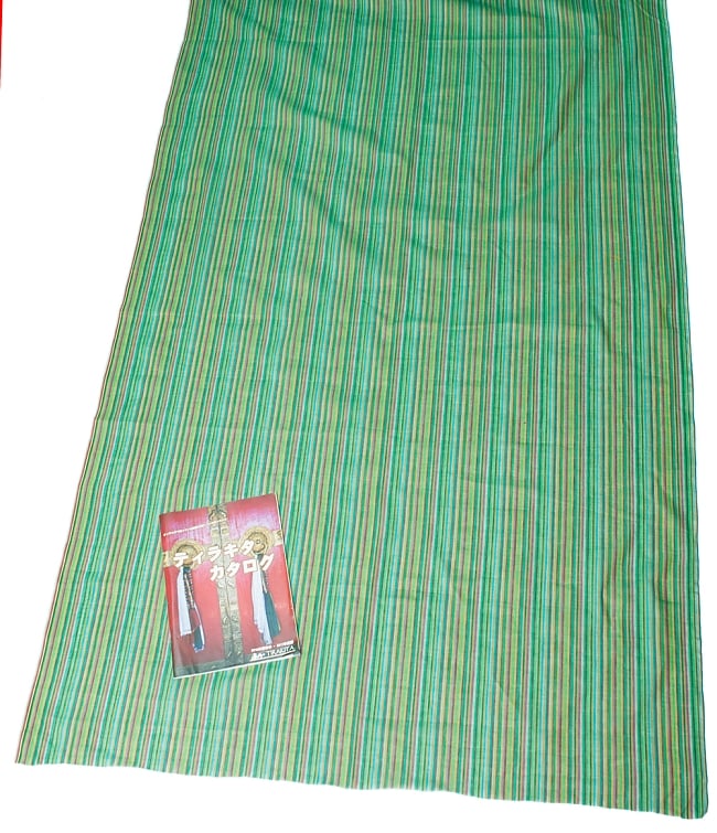 〔1m切り売り〕南インドのストライプ布 - 緑系 〔幅約110cm〕 6 - A4の冊子と並べてみました。布と模様の広がりがわかりますね。
