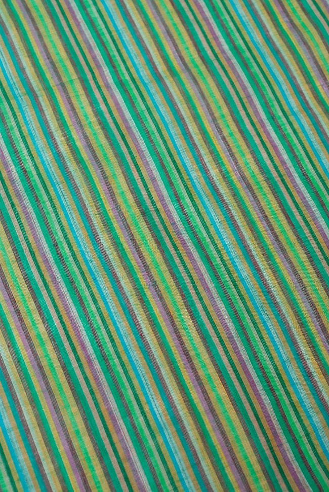 〔1m切り売り〕南インドのストライプ布 - 緑系 〔幅約110cm〕の写真1枚目です。生地を近くでみてみました。爽やかなストライプ柄です。切り売り,量り売り布,アジア布 量り売り,手芸,裁縫,生地,アジアン,ファブリック