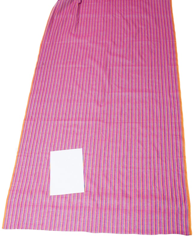 〔1m切り売り〕南インドのストライプ布 - ピンク系 〔幅約109cm〕 6 - A4の冊子と並べてみました。布と模様の広がりがわかりますね。