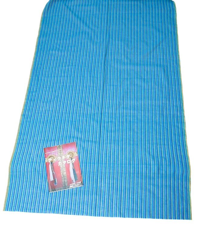 〔1m切り売り〕南インドのストライプ布 - 水色系 〔幅約112cm〕 6 - A4の冊子と並べてみました。布と模様の広がりがわかりますね。