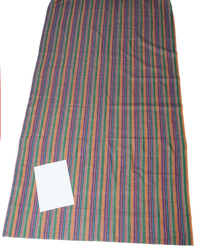 〔1m切り売り〕南インドのストライプ布 - マルチカラー 〔幅約106cm〕 6 - A4の冊子と並べてみました。布と模様の広がりがわかりますね。