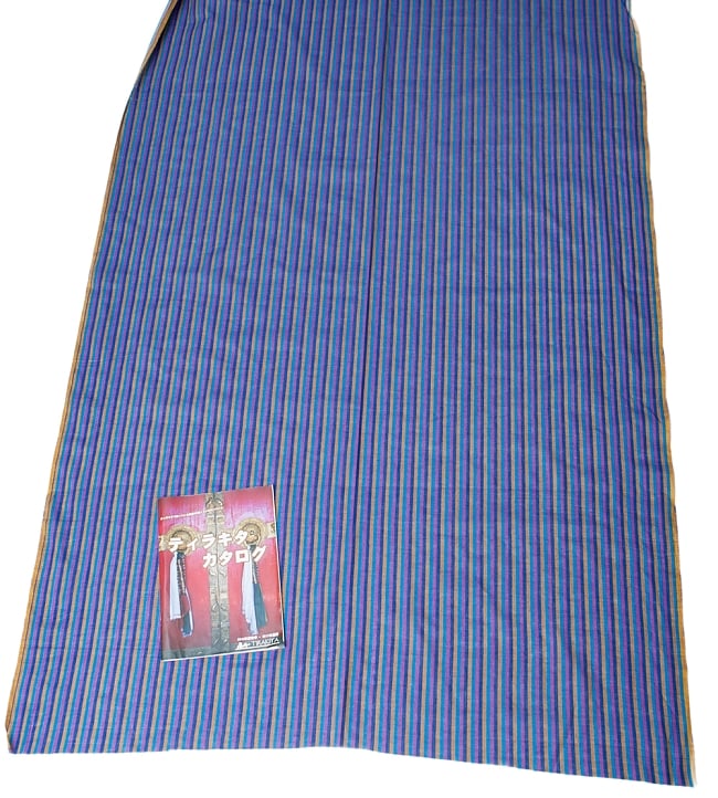 〔1m切り売り〕南インドのストライプ布 - ブルー系 〔幅約114cm〕 6 - A4の冊子と並べてみました。布と模様の広がりがわかりますね。