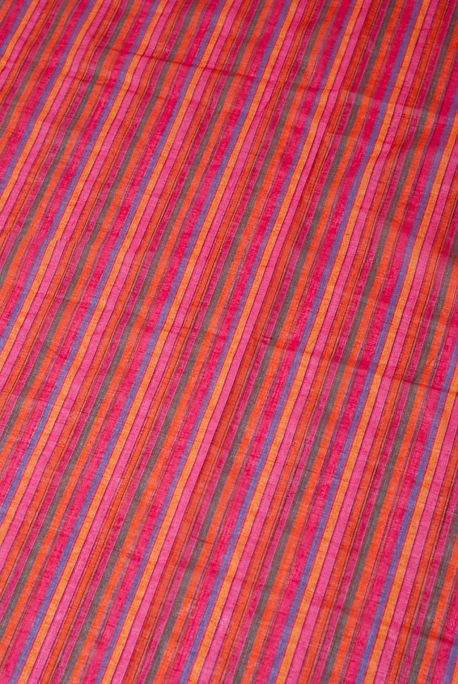 〔1m切り売り〕南インドのストライプ布 - 赤系 〔幅約109cm〕 2 - 少し離れてみてみました。手芸品をはじめ、幅広い用途でご利用いただけます。