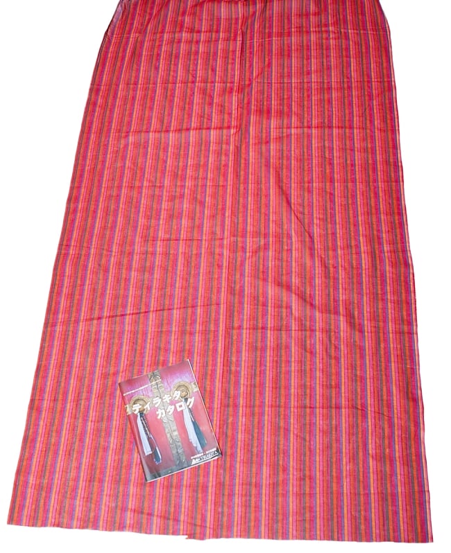 〔1m切り売り〕南インドのストライプ布 - 赤系 〔幅約109cm〕 6 - A4の冊子と並べてみました。布と模様の広がりがわかりますね。