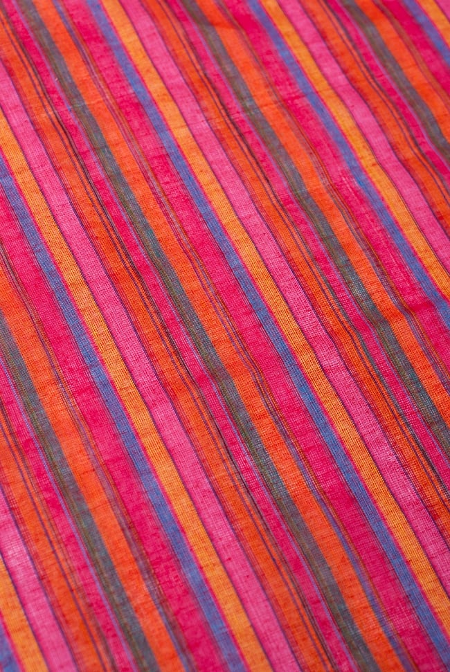 〔1m切り売り〕南インドのストライプ布 - 赤系 〔幅約109cm〕の写真1枚目です。生地を近くでみてみました。爽やかなストライプ柄です。切り売り,量り売り布,アジア布 量り売り,手芸,裁縫,生地,アジアン,ファブリック