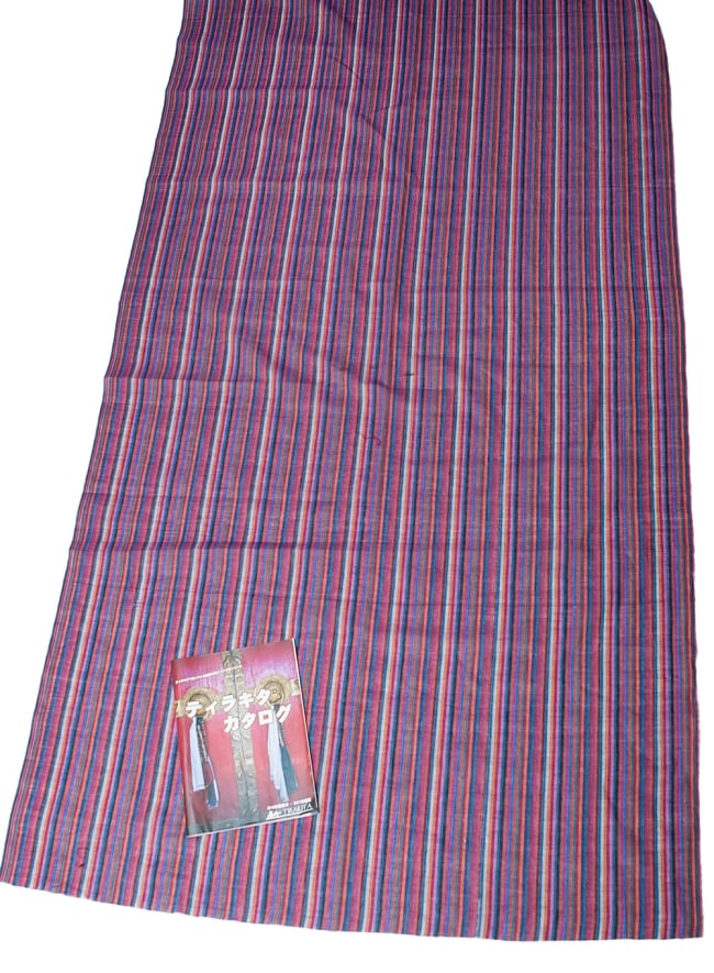 〔1m切り売り〕南インドのストライプ布 - 紫系 〔幅約108cm〕 6 - A4の冊子と並べてみました。布と模様の広がりがわかりますね。
