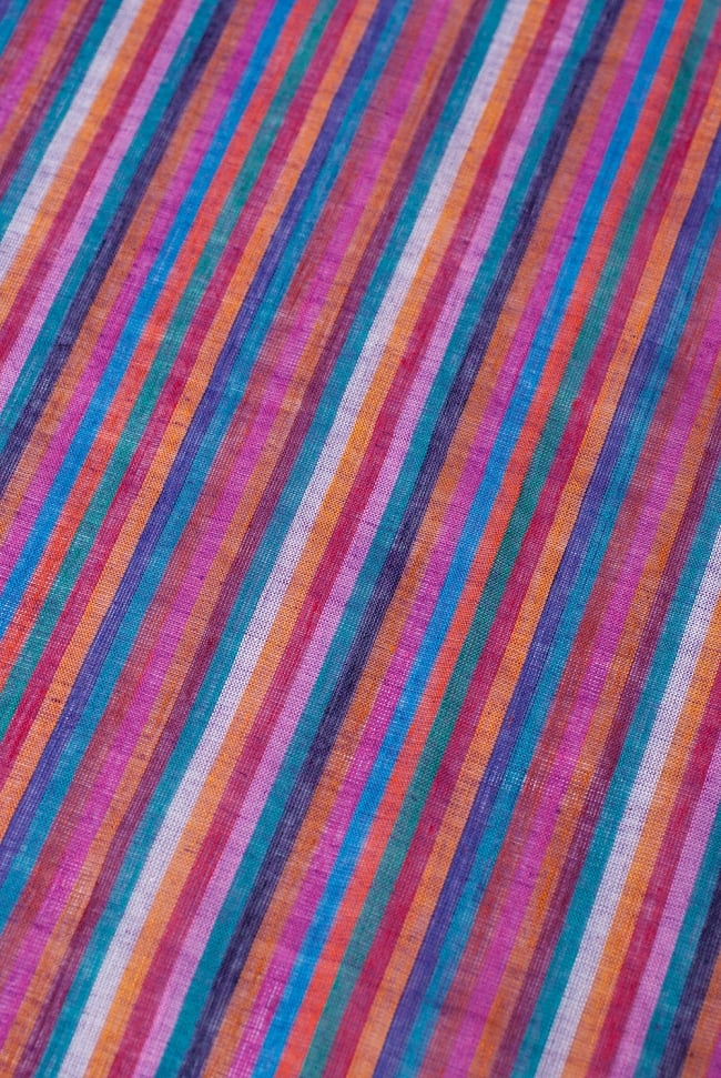 〔1m切り売り〕南インドのストライプ布 - 紫系 〔幅約108cm〕の写真1枚目です。生地を近くでみてみました。爽やかなストライプ柄です。切り売り,量り売り布,アジア布 量り売り,手芸,裁縫,生地,アジアン,ファブリック