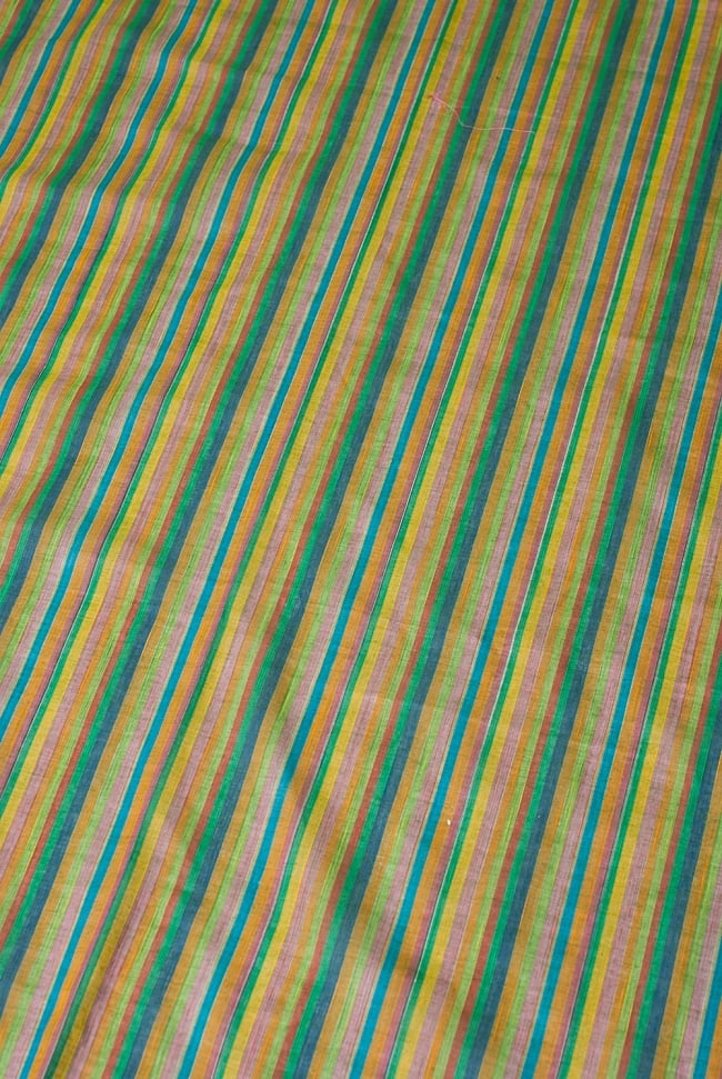 〔1m切り売り〕南インドのストライプ布 - 黄緑系 〔幅約109cm〕 2 - 少し離れてみてみました。手芸品をはじめ、幅広い用途でご利用いただけます。