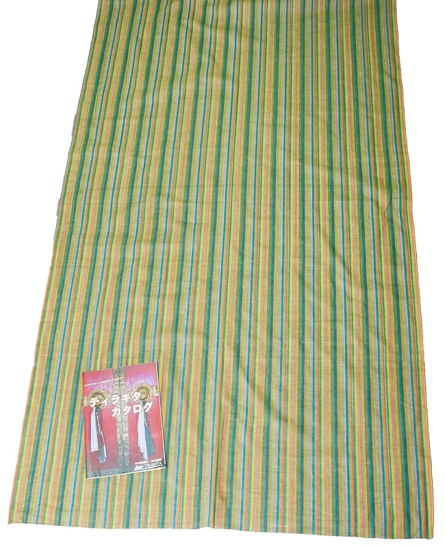 〔1m切り売り〕南インドのストライプ布 - 黄緑系 〔幅約109cm〕 6 - A4の冊子と並べてみました。布と模様の広がりがわかりますね。