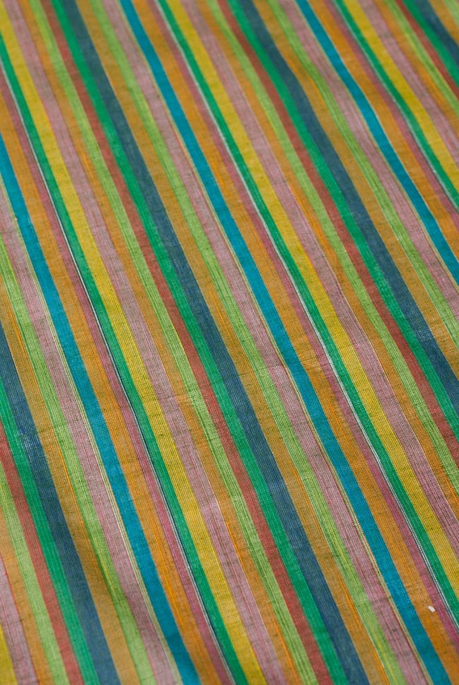 〔1m切り売り〕南インドのストライプ布 - 黄緑系 〔幅約109cm〕の写真1枚目です。生地を近くでみてみました。爽やかなストライプ柄です。切り売り,量り売り布,アジア布 量り売り,手芸,裁縫,生地,アジアン,ファブリック