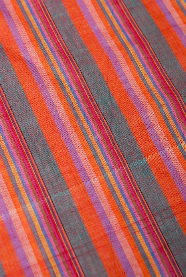 〔1m切り売り〕南インドのストライプ布 - オレンジ系 〔幅約111cm〕の写真1枚目です。生地を近くでみてみました。爽やかなストライプ柄です。切り売り,量り売り布,アジア布 量り売り,手芸,裁縫,生地,アジアン,ファブリック