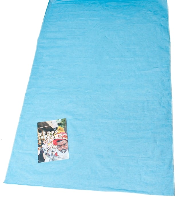 〔1m単位切り売り〕インドのシンプルコットン布 - スカイブルー〔幅約109cm〕 6 - 布の大きさがわかるよう、A4の冊子と並べてみました。