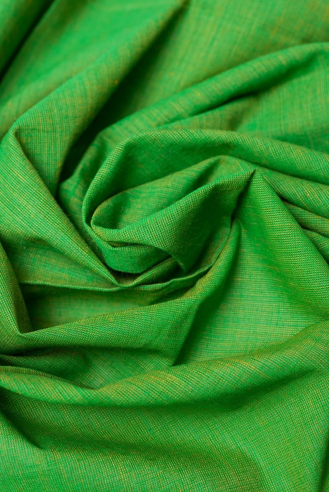 〔1m切り売り〕インドのシンプルコットン布  - 緑〔幅約110cm〕 4 - 陰影をつけるととても素敵な色合いですね。