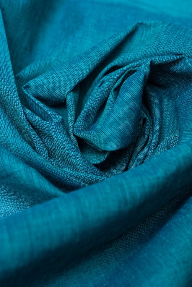 〔1m切り売り〕インドのシンプルコットン布 - 青緑〔幅約114cm〕 4 - 陰影をつけるととても素敵な色合いですね。
